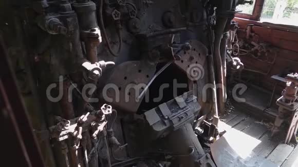 旧废弃蒸汽火车机车内部生锈视频的预览图
