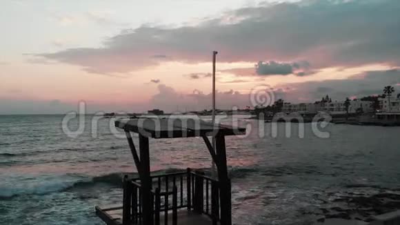 日落时的空中救援塔背景是海浪和城市港湾视频的预览图