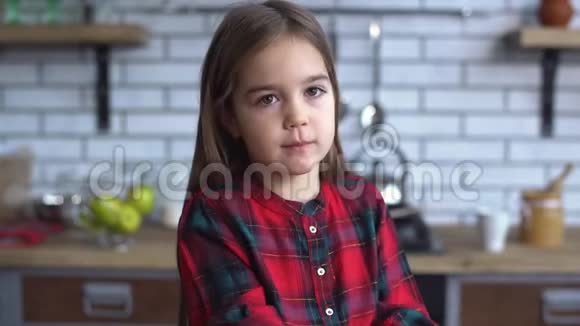 带着棕色长发的顽皮小女孩在厨房里玩饼干视频的预览图