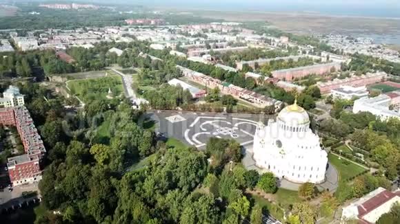 从位于克朗斯塔特的圣尼古拉斯海军大教堂的雅科纳亚广场俯视无人机是俄罗斯东正教中视频的预览图