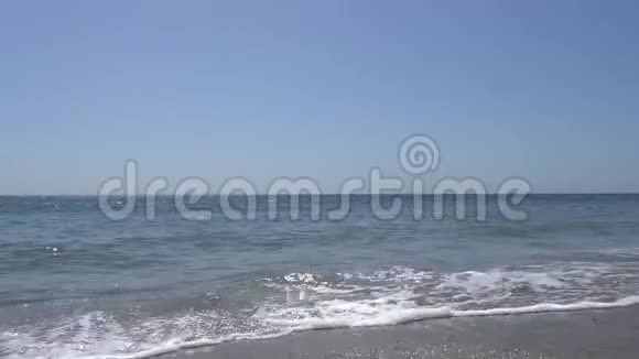 太平洋的波浪在加州马里布海滩的岸边拍打摄像机在沙滩上移动视频的预览图