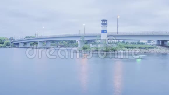 从明尼阿波利斯岛灯塔和密西西比河普利茅斯大道大桥的一个广角蓝色小时拍摄到B号视频的预览图