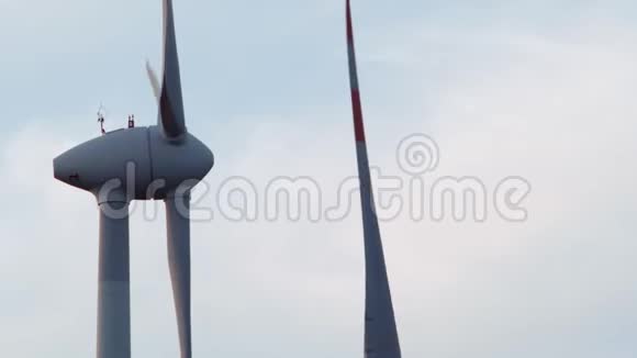 两个风力涡轮螺旋桨旋转视频的预览图