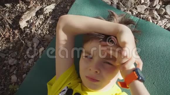 孩子躺在地上手在他的头底下视频的预览图