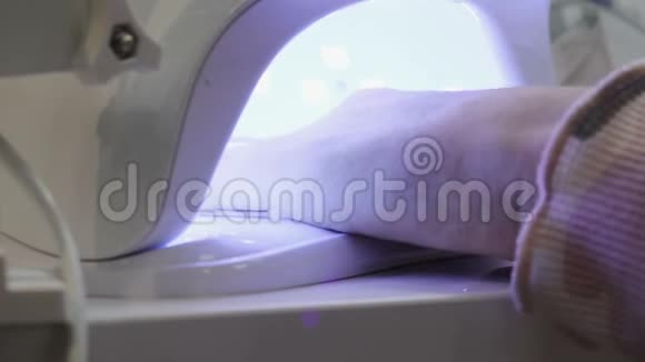 紫外线灯胶波兰美甲工艺在美容院沙龙手术视频的预览图