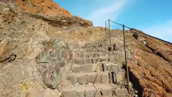 4K视频走在石头楼梯上的马德拉岛葡萄牙从悬崖上可以看到美丽的海浪是的视频的预览图