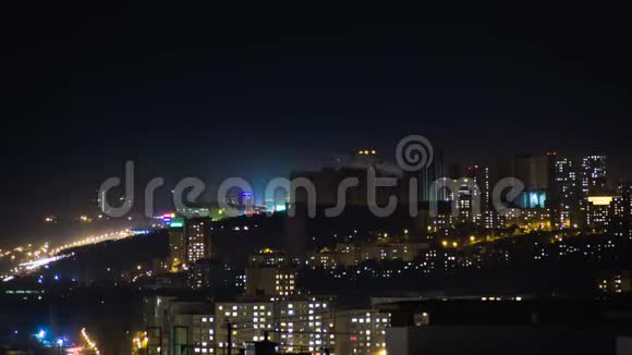 夜间城市天际线时间流逝顶空中全景新建住宅区的建筑起重机视频的预览图