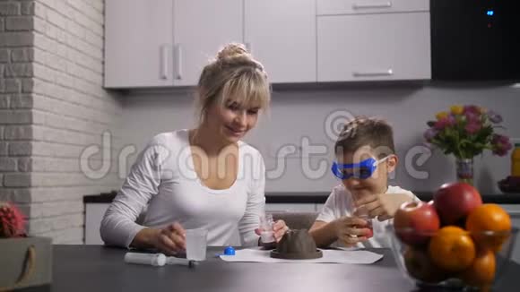 母亲和儿子准备实验试剂视频的预览图