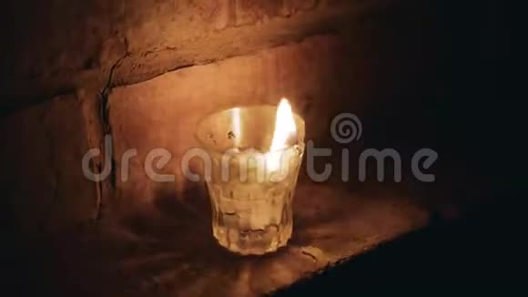 一支漂亮的蜡烛在壁炉边燃烧光线不错视频的预览图