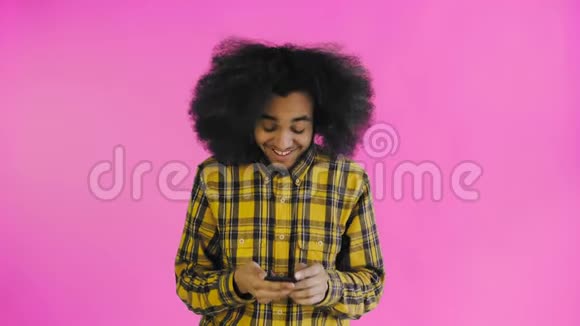 年轻快乐的非洲商人使用电话和获得好消息的紫色背景情感概念视频的预览图