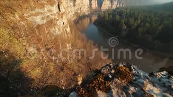 河和绿色森林的景色从山上看到的照相机显示山有多高视频的预览图