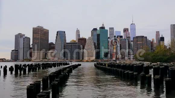 纽约城市美国042017年纽约横跨哈德逊河纽约布鲁克林区的风景视频的预览图