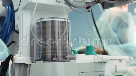 关闭手术室内麻醉机呼吸机和患者监护仪的俯视图特写镜头模糊视频的预览图