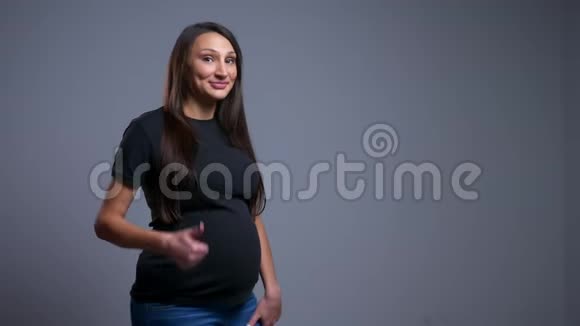 怀孕的白种人女性的特写照片她竖起大拇指看着镜头视频的预览图