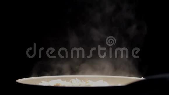 在黑色背景的餐厅厨房里用白色厚蒸汽煎锅烹饪鸡肉视频的预览图