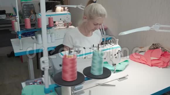 两个裁缝在电动机器上缝纫的视频视频的预览图