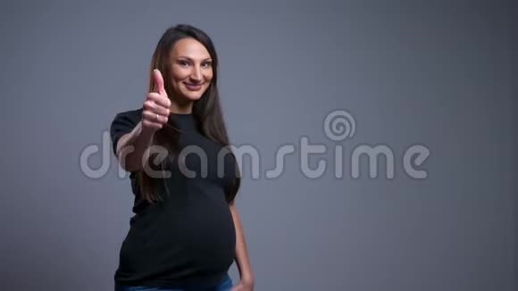 怀孕的白种人年轻女子的特写照片她在看镜头时竖起大拇指微笑视频的预览图
