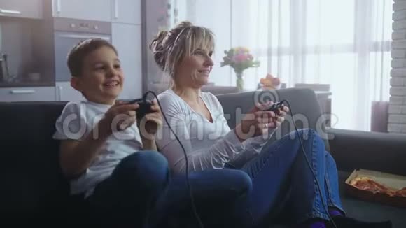 快乐的家庭花时间玩电子游戏视频的预览图