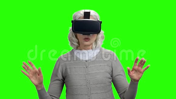 戴虚拟现实眼镜的老妇人视频的预览图