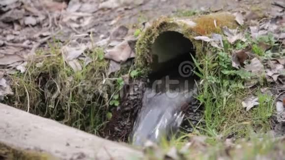 混凝土管道将受污染的河流输送到小磅视频的预览图