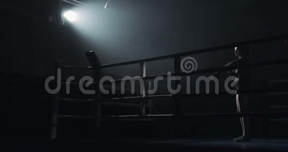 准备在拳击俱乐部训练的年轻女子剪影拳击概念视频的预览图
