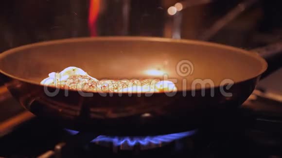 厨师用大蒜胡椒和黄油煎锅煮牛肉牛排关门视频的预览图