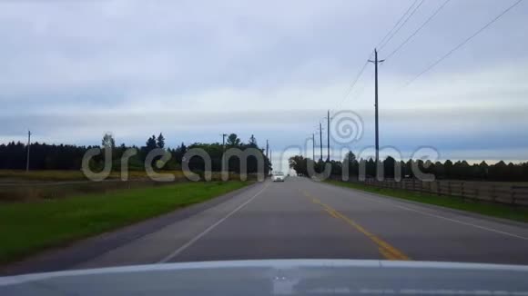 后景从车后看在阴天下驾车行驶农村公路从车的角度来看视频的预览图