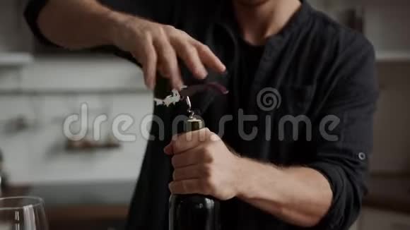 年轻人开不开一瓶酒fail问题视频的预览图