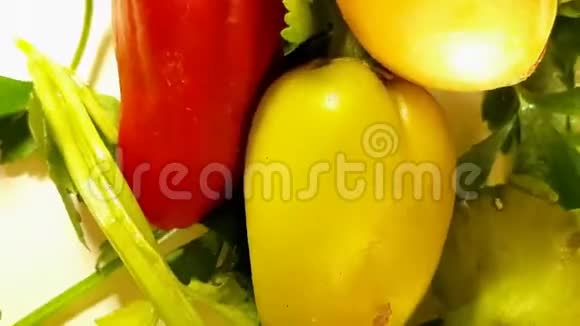 抽象背景芹菜胡椒洋葱360度蔬菜食品美丽的阴影视频视频的预览图