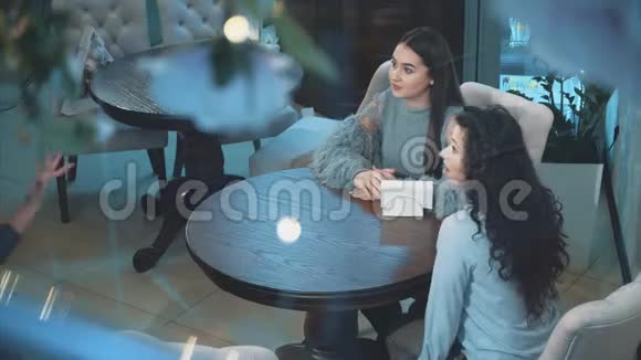 一群女人在咖啡馆开会假期旅游科技和互联网三个美丽的女孩视频的预览图