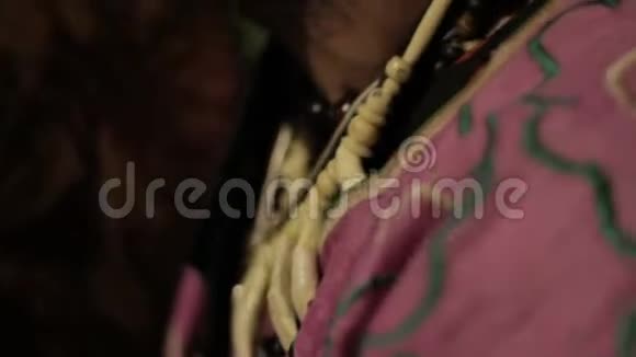 美丽的印第安土著男子穿着传统的晚礼服视频的预览图