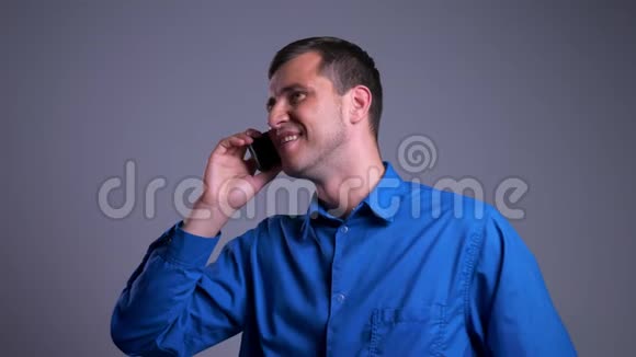 一张快乐的成年白人男子在电话上交谈微笑的特写照片视频的预览图
