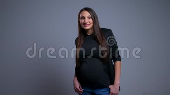 怀孕的年轻开朗的女人的特写照片惊讶地用手挥舞着视频的预览图