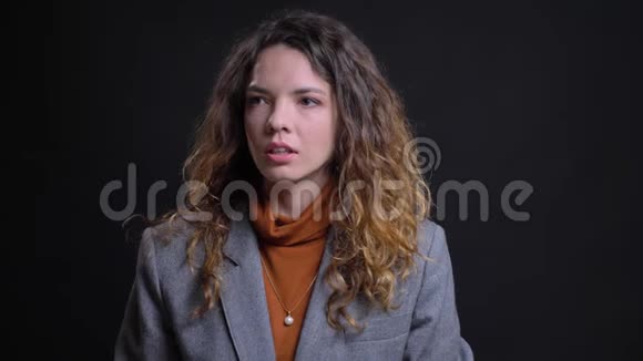 一幅被打扰和紧张的年轻白种人女性的特写镜头侧面和镜头直对着视频的预览图