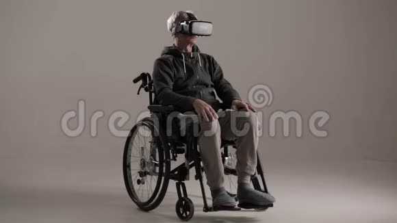 一个坐轮椅的成年人戴上虚拟现实眼镜视频的预览图