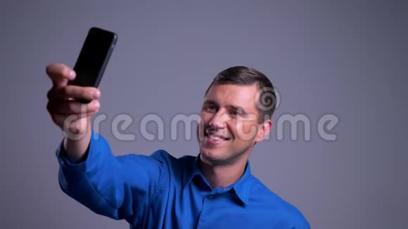 现代白种人成年男子在电话中自拍的特写照片因为一张好照片而兴奋起来视频的预览图