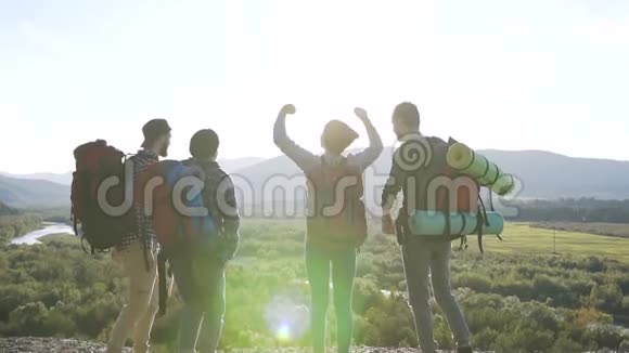 群年轻活跃成功人士举手登上山顶徒步旅行者手臂举在山顶上徒步旅行者视频的预览图