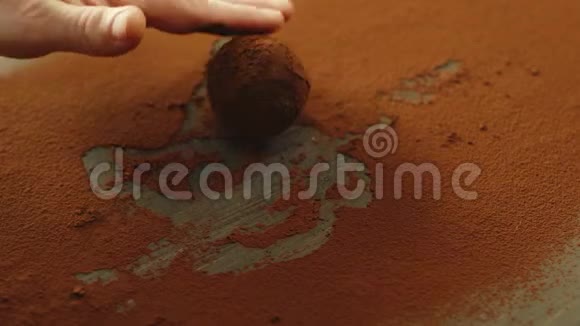 特写厨师手摇巧克力松露在可可粉中慢动作视频的预览图