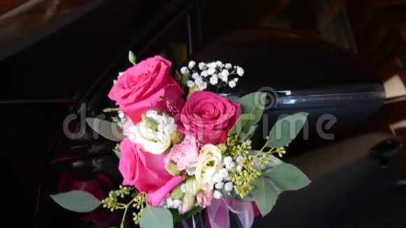 婚礼车上的一束鲜花视频的预览图