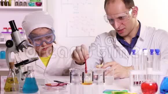 化学教师进行化学试剂实验视频的预览图