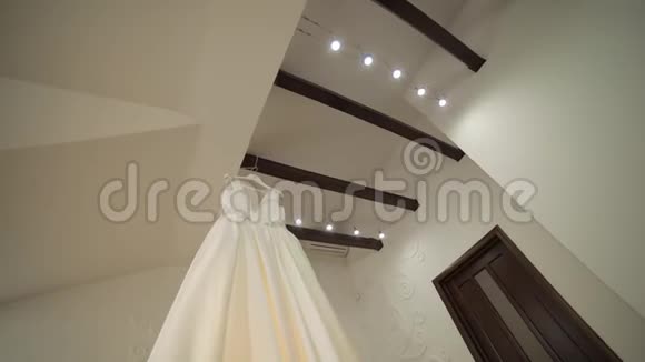 新娘衣服挂在天花板下非常漂亮和优雅婚礼视频的预览图