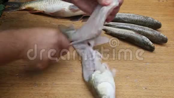 那人用刀把鱼切了视频的预览图