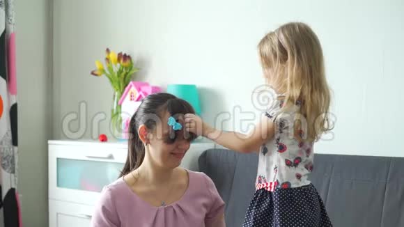 小女孩对母亲做发型视频的预览图