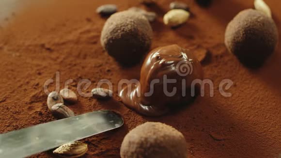 糖果师用铁铲把融化的巧克力覆盖的松露糖果视频的预览图
