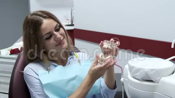 在牙医办公室分析假牙视频的预览图