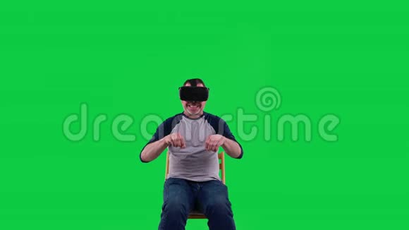 成年白种人男性乘坐虚拟现实过山车视频的预览图