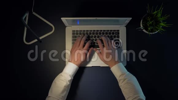 男商人关掉笔记本电脑摘下眼镜关灯工作日完成视频的预览图