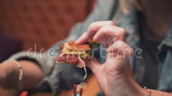 那个女孩在咖啡馆里吃了一个美味的三明治快关门美味的食物视频的预览图