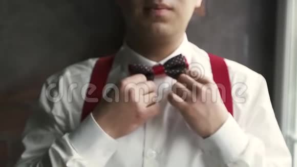 戴领结的亚裔青年视频的预览图