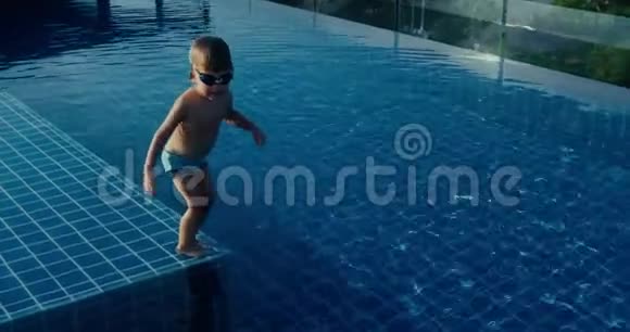 有趣的男孩潜入游泳池视频的预览图